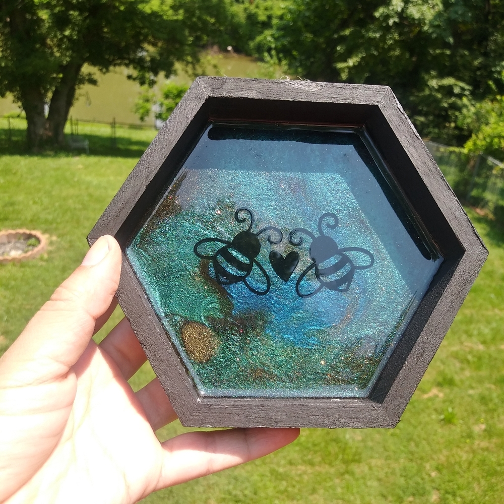 ๐SOLD๐Bees Heart Wall Art Resin Shadow Box Unique Bee Love Hexagon Black Frame - Picture 3 of 10